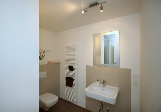 Kleines renoviertes Badezimer ( barrierefrei)