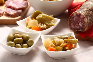 Aperitivo a buffet con olive e salame