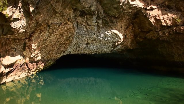 su,g&uuml;neş ışığı ve duvara yansıması