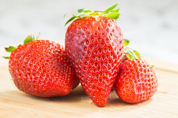 Fragole, scatola di fragole rosse in cucina, food