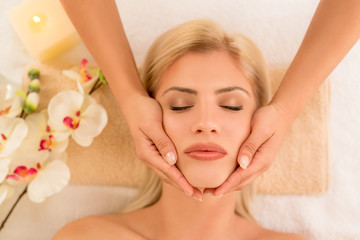 Obraz na płótnie Canvas Face Massage