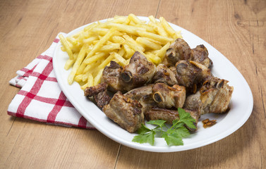 Costillas y patatas