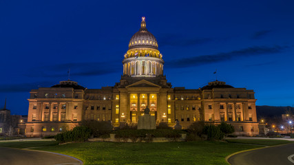 Naklejka premium Capital building lit up during the blue hour
