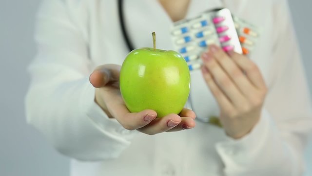Medical expert recommending patient to replace drugs with healthy nutrition 