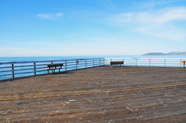 Ausblick vom Pier auf das Meer von Pismo Beach in Kalifornien