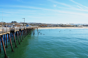 Ausblick vom Pier auf den Strand von Pismo Beach in Kalifornien