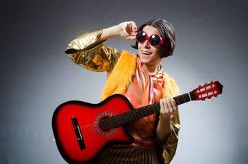 Obraz premium Man with guitar in musical concept