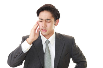 頭痛に悩む男性