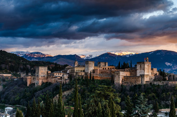 Fototapeta na wymiar La Alhambra y Sierra Nevada en Granada