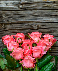 Bundle of roses at center of wood background