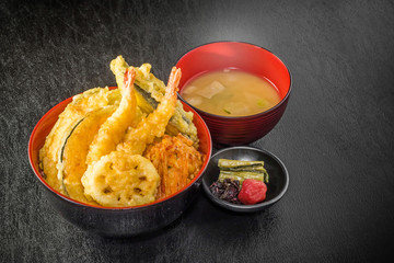 よくある天丼定食　 Japanese foods of tempura and the rice