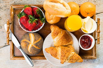 Tablett mit Frühstück