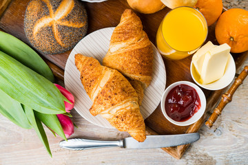 Tablett mit Frühstück