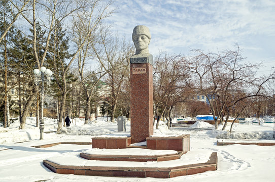 Памятник Лаврентию Игнатьевичу Тарану. Город Костанай улица имени Тарана. Казахстан
