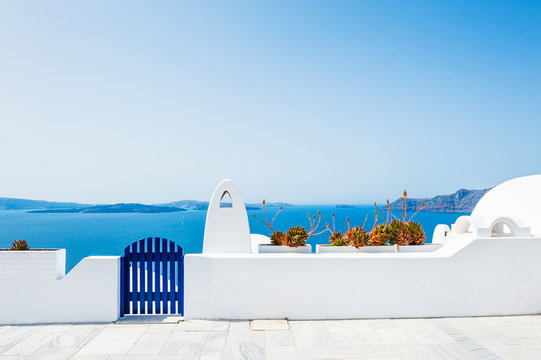 Fototapeta White architecture on Santorini island, Greece.