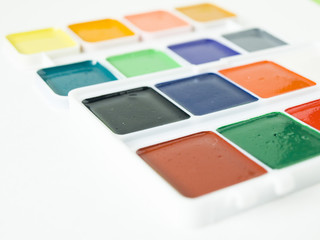 Акварельные яркие краски для рисования и творчества крупным планом  