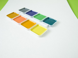 Акварельные яркие краски для рисования и творчества крупным планом  