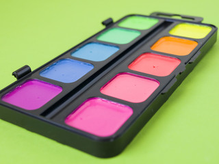 Акварельные яркие краски для рисования и творчества крупным планом  