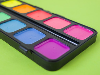 Акварельные яркие краски для рисования и творчества крупным планом  