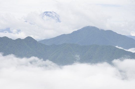 雲被る富士山