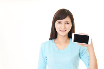 Fototapeta premium スマートフォンを持つ笑顔の女性