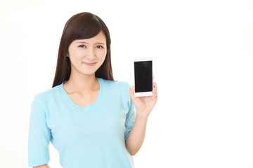 Fototapeta premium スマートフォンを持つ笑顔の女性