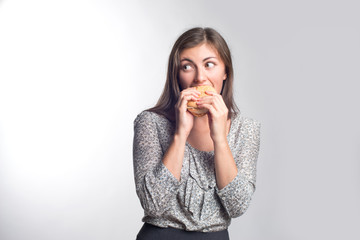 Девушка ест гамбургер 