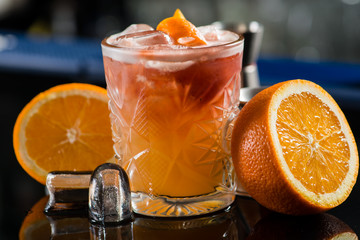 Obrazy na Szkle  Świeży koktajl z pomarańczą i lodem. Dri alkoholowy, bezalkoholowy
