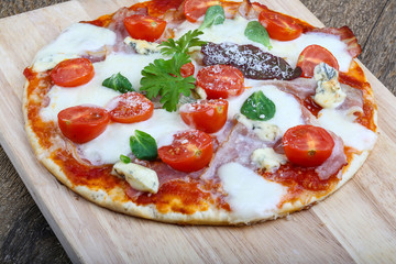 Pizza with mozzarella and proscuitto