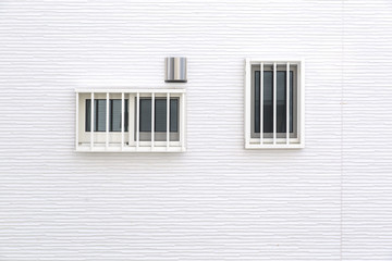 住宅　外壁　サイディング　面格子窓　トイレ　浴室　換気スリーブ