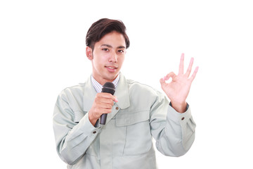 プレゼン中の笑顔の作業員