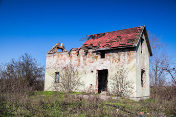 Fototapeta premium Strongly ruined house