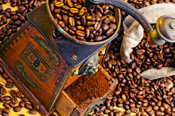 Kaffee. Kaffeebohnen und Kaffeemühle