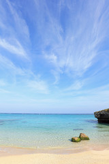 美しい沖縄のビーチと夏空