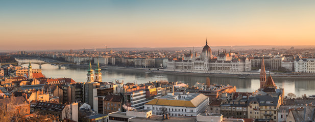 Naklejka premium Szeroka panorama Budapesztu z węgierskim parlamentem i Dunajem o wschodzie słońca