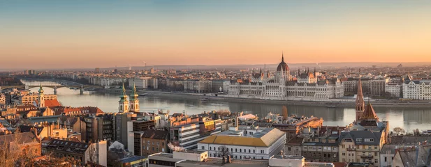 Poster Breed panorama van Boedapest met het Hongaarse parlement en de Donau bij zonsopgang © kaycco