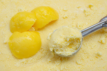 Scoop of homemade mango ice cream with fresh mangos
