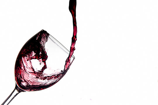 Bicchiere di vino riempito con schizzi
