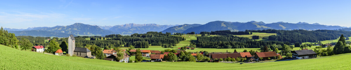 Fototapeta na wymiar Das Allgäu bei Diepolz mit Blick auf die Allgäuer Alpen
