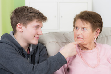 großmutter wird umsorgt