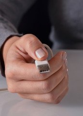 Sujetando un cable para conexión a ordenador usb