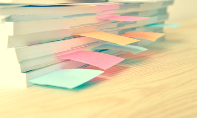 Obraz premium Stack of document with sticky note at office