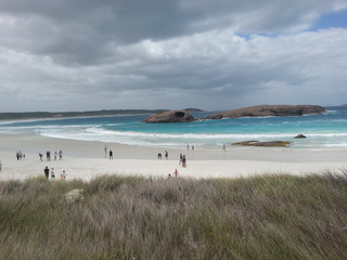 Leute am Strand des Great Ocean Drive, Australien