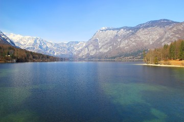 Fototapeta na wymiar Turquoise lake and high mountains in background 