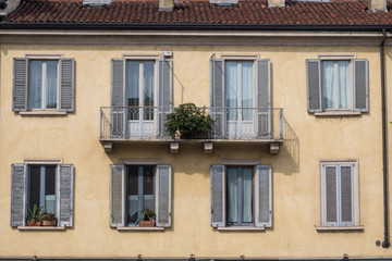 Finestre con persiane e balcone di una casa  