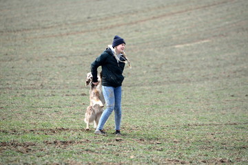 Jungspunde, junge Frau scherzt mit Hund