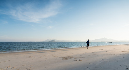 Naklejka premium silhouette running on the island beach