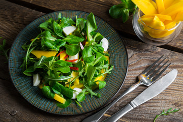 The organic salad with mango and mozzarella