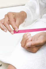 femme qui se lime les ongles