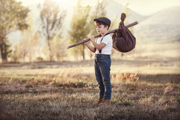 niño pensativo de viaje